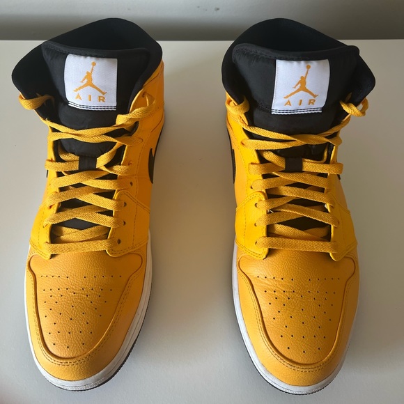 Yellow Jordan 1s size 13 - Picture 3 of 4